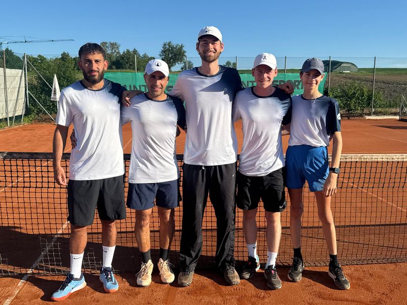 Die Mannschaft als Gruppe auf dem Tennisplatz