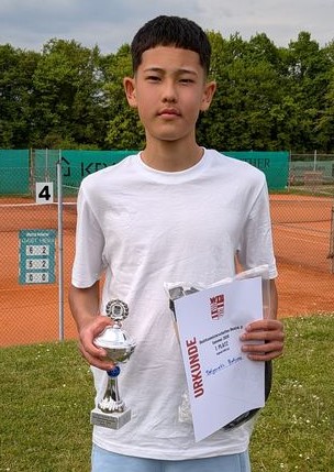 Delgerekh Battsooj mit Pokal und Urkunde