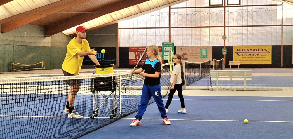 Tennistraining - Nico spielt zwei Kindern Bälle zu